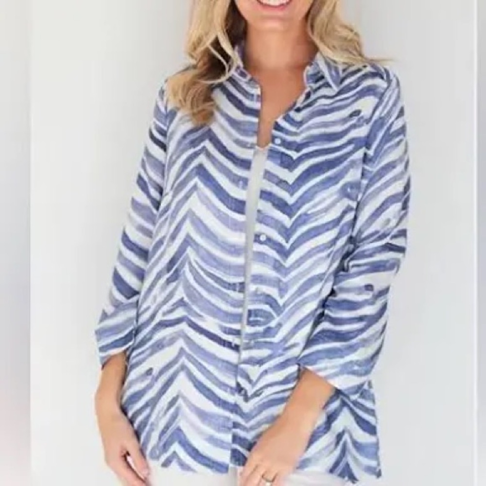 ilinen classic button down blue white zebra shirt; 100% linen , size medium